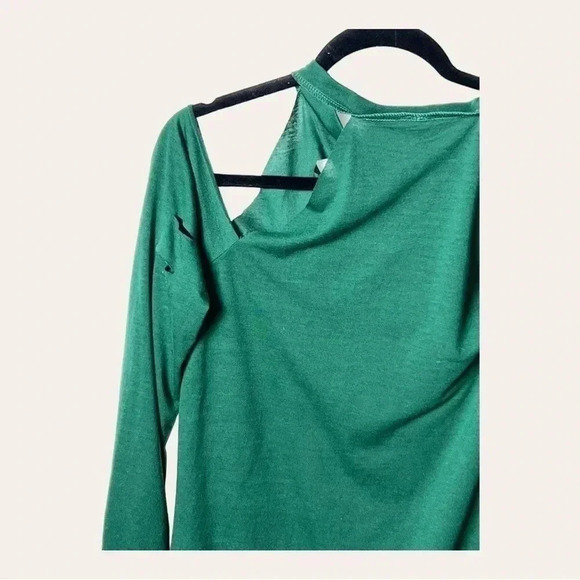 0358. UNBRANDED LONG SLEEVE DISTRESSED TOP WITH THE AMERICAN FLAG ON IT SIZE SM - Picture 6 of 10